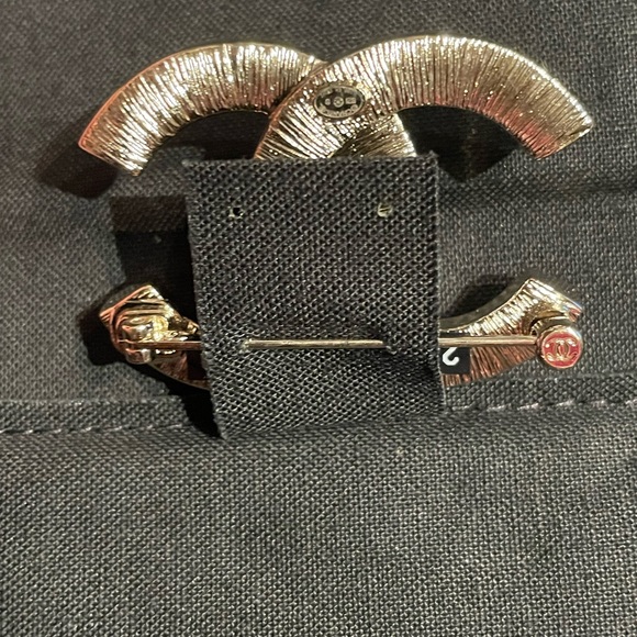 Gold Crystal CC brooch - Picture 6 of 7
